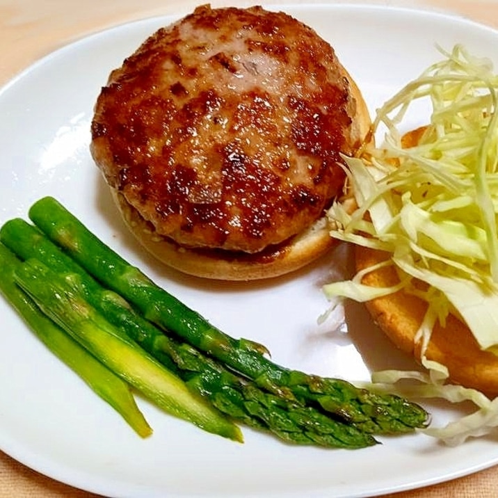 挟んでも美味しい♡アスパラ添えハンバーガー